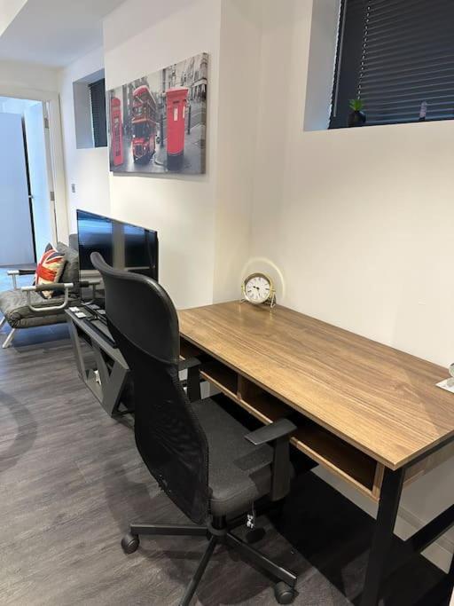 Stunning Flat With Parking Free Near Sutton Station Apartment Cheam Exterior photo