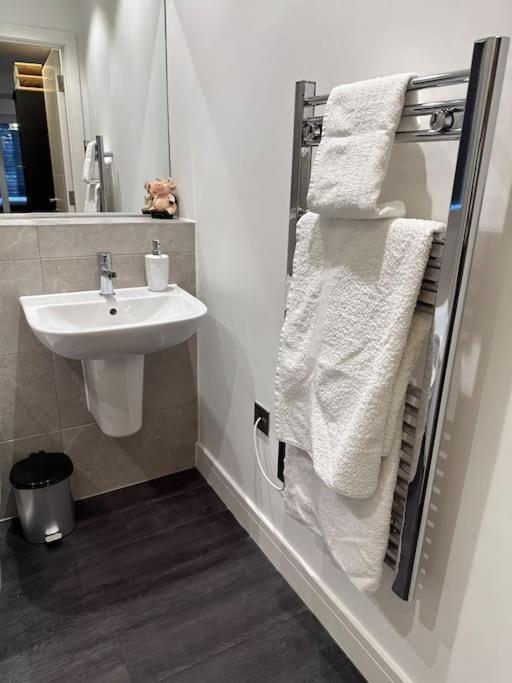 Stunning Flat With Parking Free Near Sutton Station Apartment Cheam Exterior photo